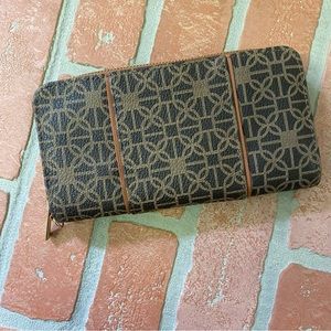 NWOT Womens Brown Printed Wallet Zip & Snap Card Pockets Zip Coin Pocket.